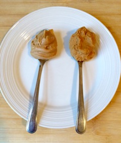 Beurre d'arachide KRAFT régulier (gauche) ; Poudre d'arachide reconstituée avec de l'eau (droite)